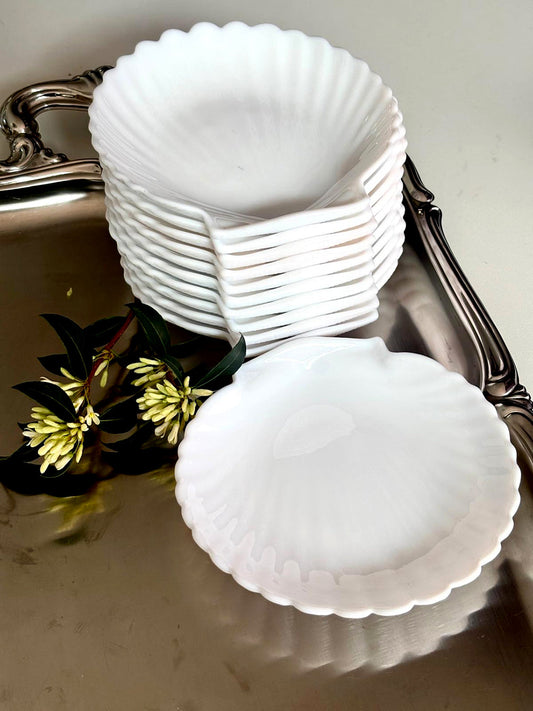 Set of opaline shell plates (11) | milky white glass Atelier Aeris