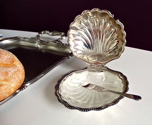 Silver-plated shell bowl with glass and Oneida knife