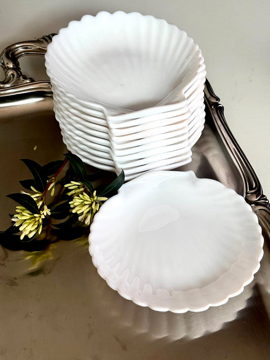 Set of opaline shell plates (11) | milky white glass