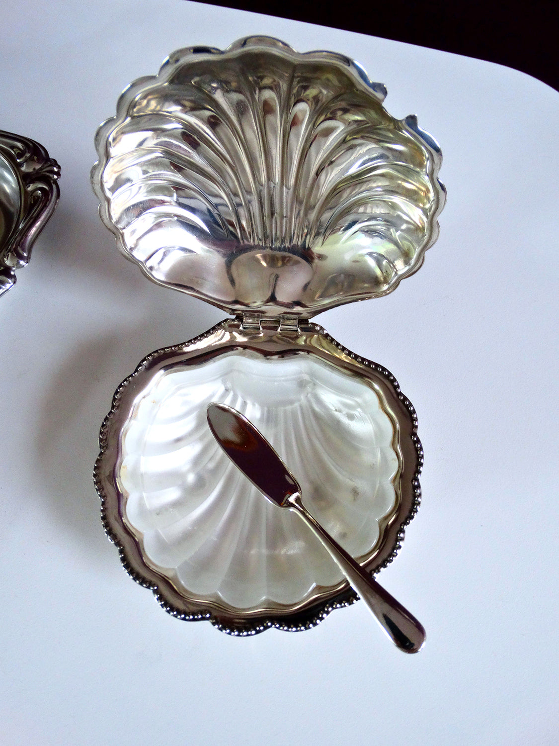 Silver-plated shell bowl with glass and Oneida knife