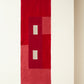 Een overzichtsfoto van de rode tafelrunner van Kathryn Clark en beschikbaar bij Draumr