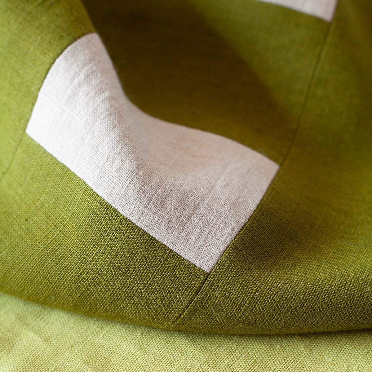 Een detail opname van een Moss groene tafelrunner ontworpen door Kathryn Clark