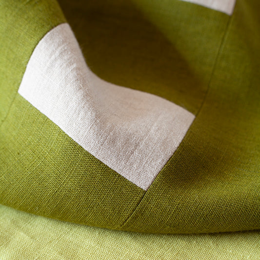 Een detail opname van een Moss groene tafelrunner ontworpen door Kathryn Clark