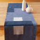 Een overzicht van een blauwe tafelrunner over een tafel. De tafelrunner is ontworpen door Kathryn Clark