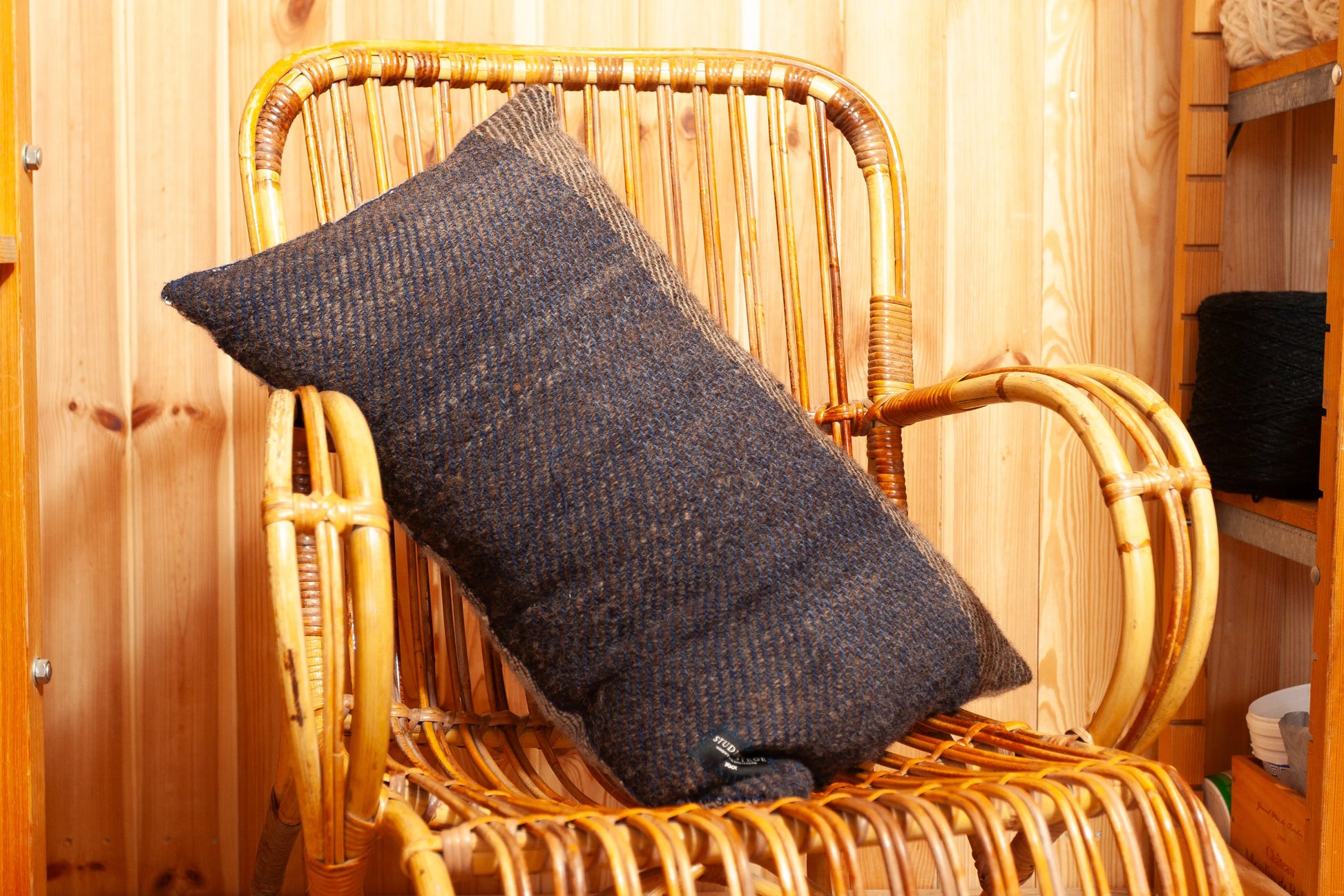 "Two tone" cushion studio stege