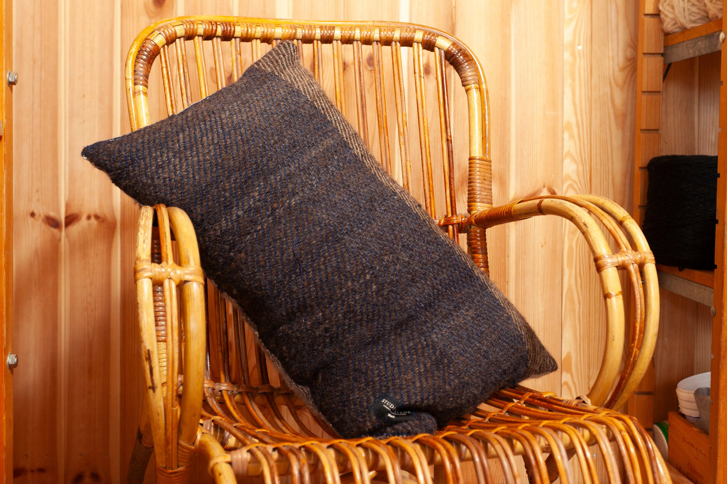 "Two tone" cushion studio stege