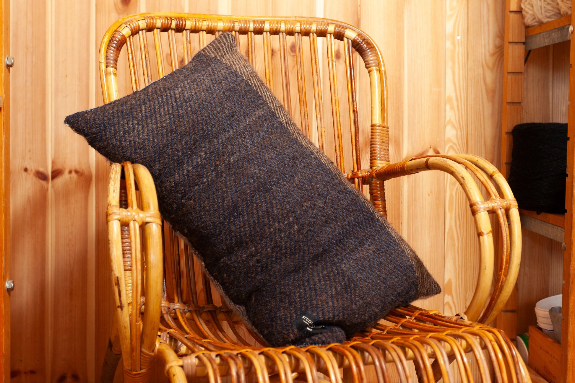 "Two tone" cushion studio stege